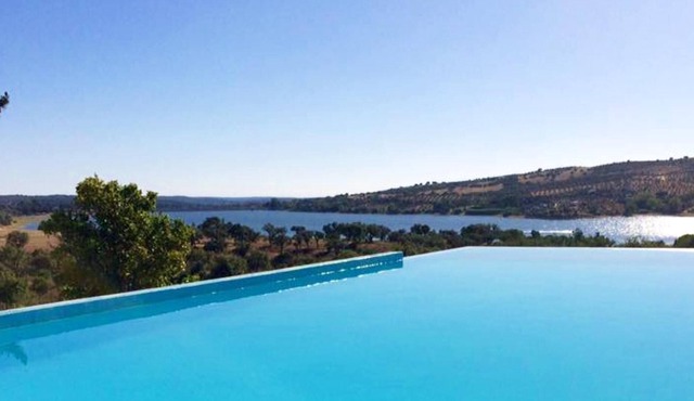 Homerez - Nice property for 2 ppl. with shared pool at Montargil