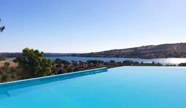 Homerez - Nice property for 2 ppl. with shared pool at Montargil