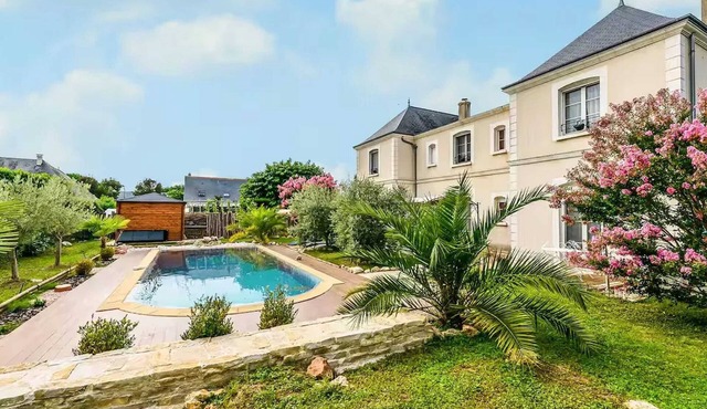 Homerez - Refined Villa in Saint-Cyr-sur-Loire with Private Pool