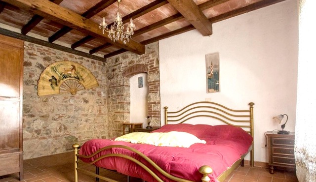 Homerez - Spacious appartement for 7 ppl. with shared pool at Massa Marittima
