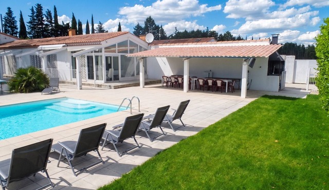 Homerez - Spacious and Elegant Villa in Meynes with Private Pool