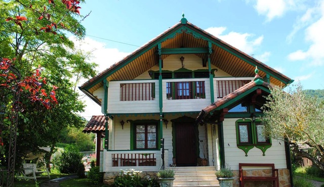 Homerez - Spacious cottage With mountain view and garden