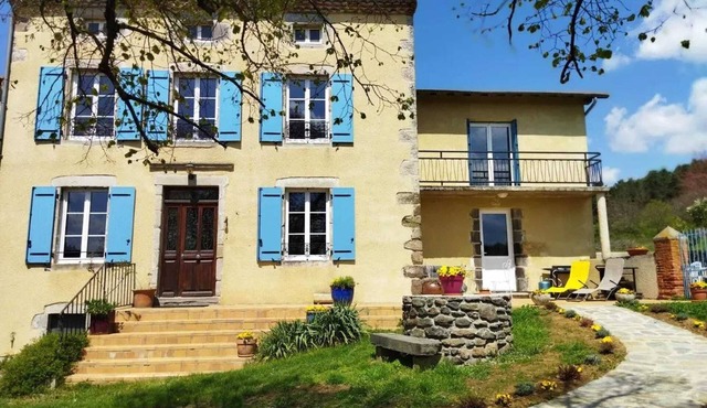Homerez - Spacious House in Domeyrat + Large Garden