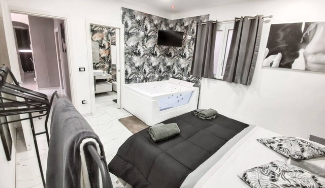 Homerez - Spacious House in Noto with Jacuzzi
