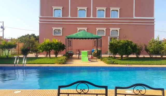 Homerez - Spacious villa With swimming pool
