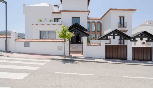 Homerez - Spacious Villa in Granada with Private Pool and Jacuzzi