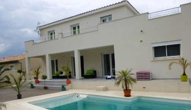 Homerez - Spacious villa With swimming pool