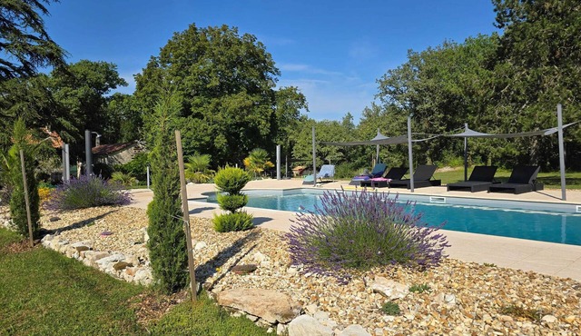 Homerez - Spacious villa in Limeyrat with private pool