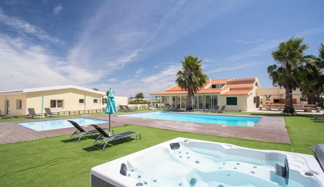 Homerez - Spacious Villa in Palmela with Private Pool and Garden