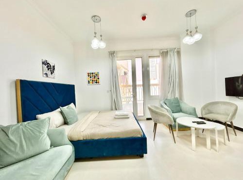 Homes2Retreat - Modern Studio with Balcony in JVT