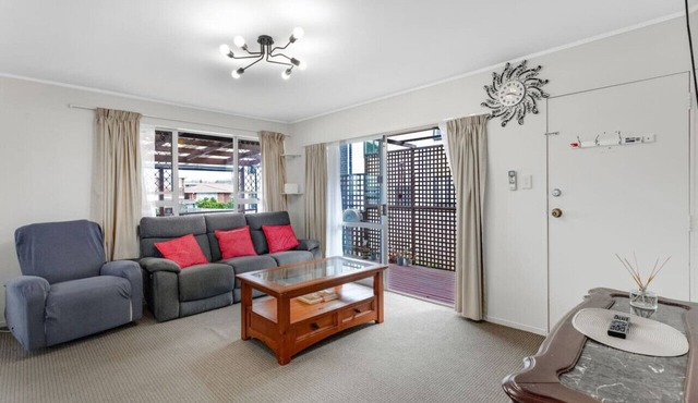 Homespun Unit with deck, air-con and parking