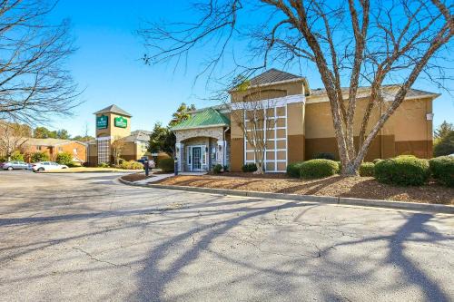 HomeTowne Studios by Red Roof Atlanta - Peachtree Corners