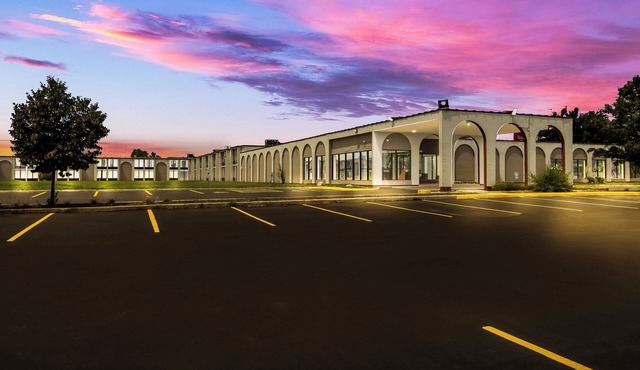 HomeTowne Studios by Red Roof & Conference Center Chicago – N Aurora/Naperville