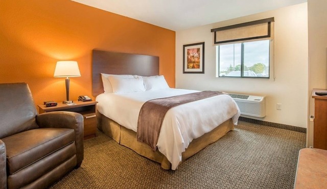 Homey Room w/Kitchenette Perfect for Your Pittsburgh Getaway