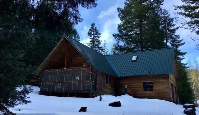 Homey Rustic Cabin in the Cascades