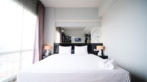 Homey Studio No Kitchen at Grand Darmo Suite Apartment By Travelio