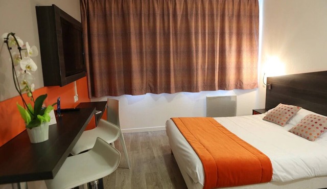 Homey Studio: Paid Breakfast & Metro Nearby - Enjoy Parisian Trip!