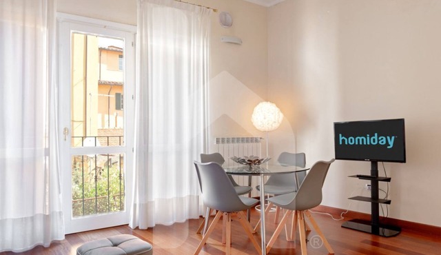 Homiday – Centro: Relax and enjoy this simple yet comfortable accommodation in the heart of the city, while still enjoying peace and quiet during the night.Located in the city center, it allows you to reach the train station or the Leaning Tower of Pis