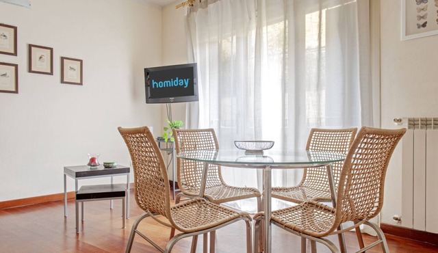 Homiday-Centro: Relax and enjoy this simple and comfortable accommodation in the heart of the city maintaining at the same time tranquility and silence during the night hours. Located in the city center, it allows you to reach the station or the tower of