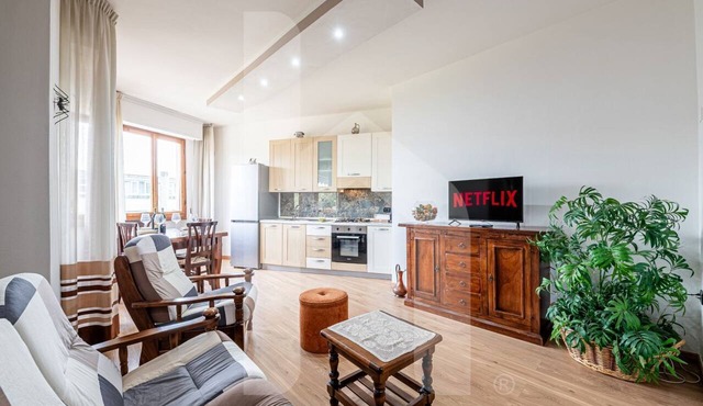[Homiday] Elegant apartment with wooden finishes in the central area.Relax and enjoy the three bright double bedrooms equipped with air conditioning and heating. Homiday offers the perfect accommodation for those who travel for work or leisure, in the ar