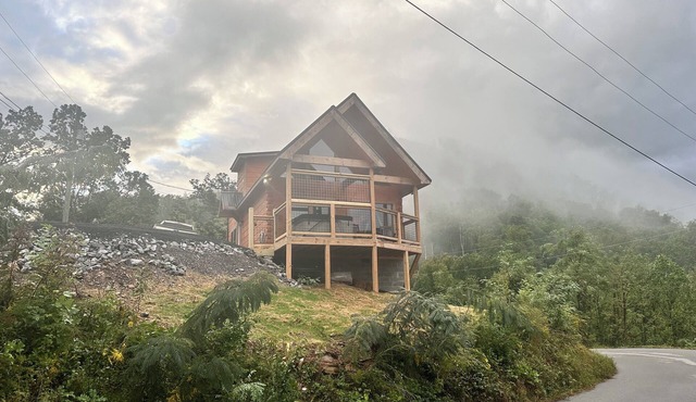 Honey Moon ! Walk to main strip ! Hot tub! Bears ! Privacy ! Mountain View’s!