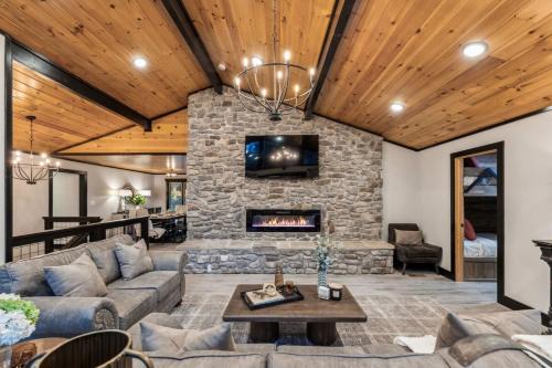 Honeybear Hideaways - Luxurious Modern 5BR Cabin with Indoor Pool, Game Room, Hot Tub & Fireplace