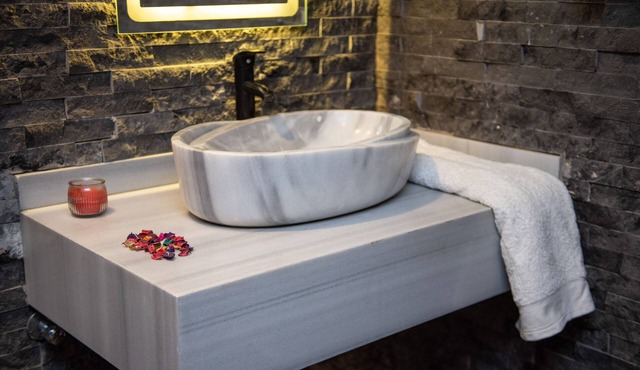 Honeymoon Suite