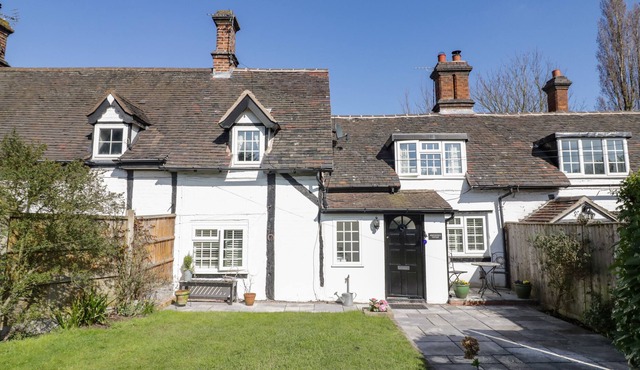 HONEYSUCKLE COTTAGE, family friendly, with open fire in Lea Marston
