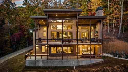 Honeysuckle Chalet - Luxe Mountain Chalet - Hot Tub, Wi-Fi, Pool Table, Party Deck, Fire Pit - 15 mins to Blue Ridge!