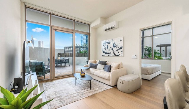 Honolulu Luxury Condo w/Resort Amenities & Private Courtyard Access