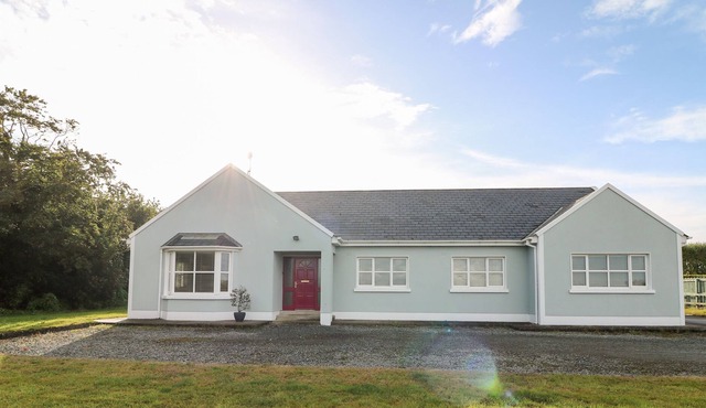 HOOK HEAD HIDEAWAY, pet friendly in Fethard-On-Sea, County Wexford