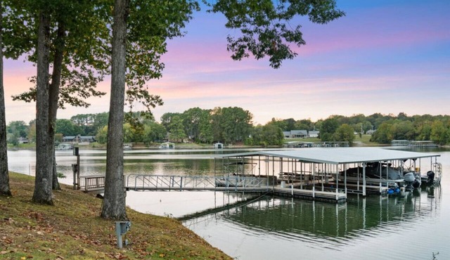 Hook, Wine, & Sinker-Sleeps 28, Dock, Hot Tub, Kayaks/SUPs