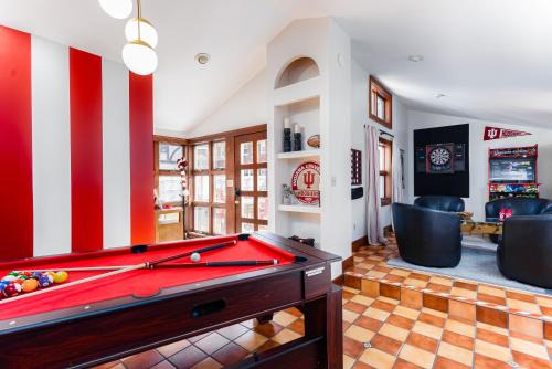 Hoosier Memories - Firepit, Pool Table, Steps to Campus