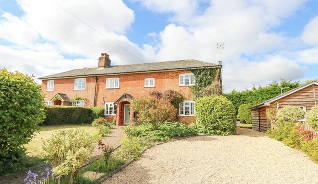 HORSESHOE COTTAGE, pet friendly, with open fire in West Tytherley