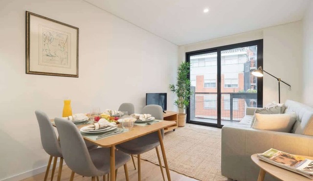 Host Wise - Stylish & Bright Flat with Balcony