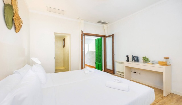 Hostal Boutique Canyamel - 104 Double Rooms with Sea View, Wi-Fi and Air Conditioning
