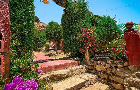 Hostal Sol y Lago