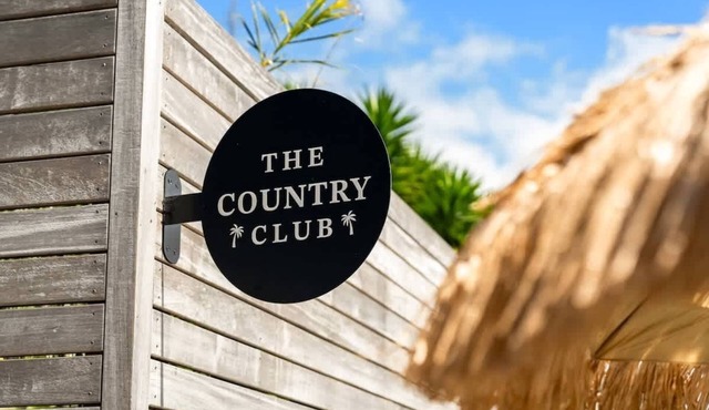 Hosts on the Coast "The Country Club"