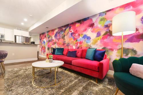 HostWise Stays - 2 King Beds, Free Street Parking, North Side Gem