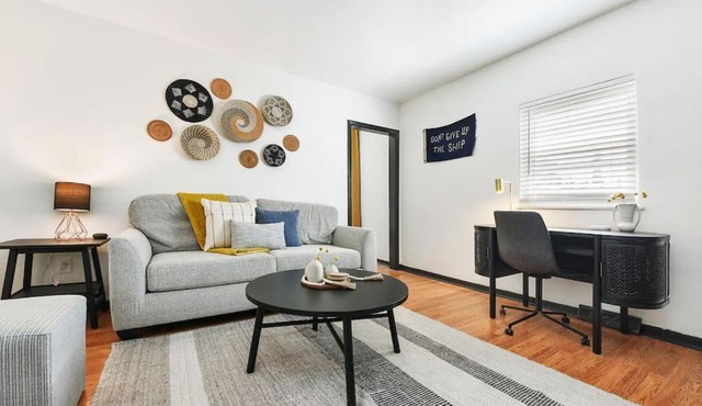HostWise Stays - The Butler - Prime 1BR Butler St Apt, across from Umami