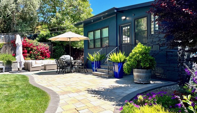 Hot Tub, Bright, Modern, steps to downtown