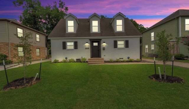 HOT TUB! + Close to Downtown & Med Center