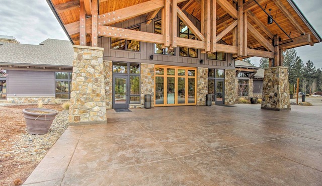 Hot Tub & Community Perks: Sunriver Retreat