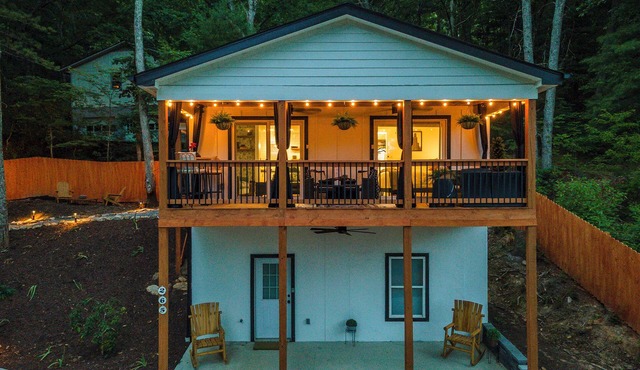 Hot tub, Deck, Fire Pit, Cozy Couples Spot