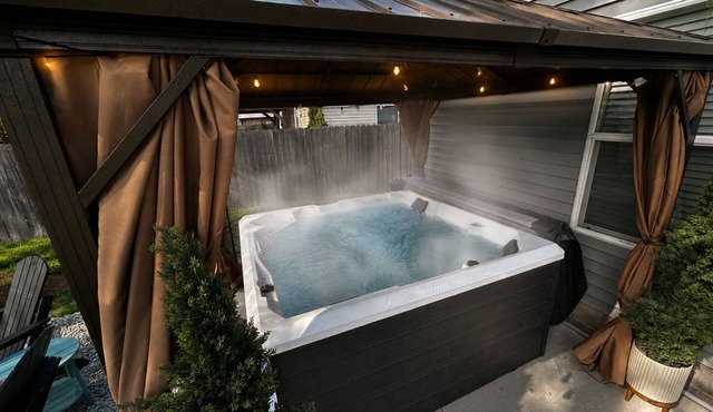 Hot Tub · Fire Pit · Arcade | Sleeps 8 | Walk to the Strip | GOTL