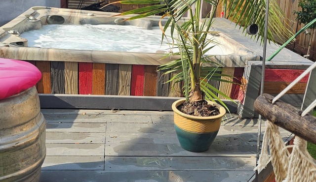Hot tub-fire pit-game room-3 decks -Lake Travis-sleeps 6-house near Austin Texas