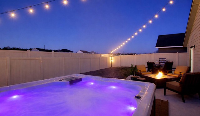 Hot Tub, Fire Pit, Game Room! Steps to Park, 4 TVs, TopGolf Discount, Mini Split Comfort
