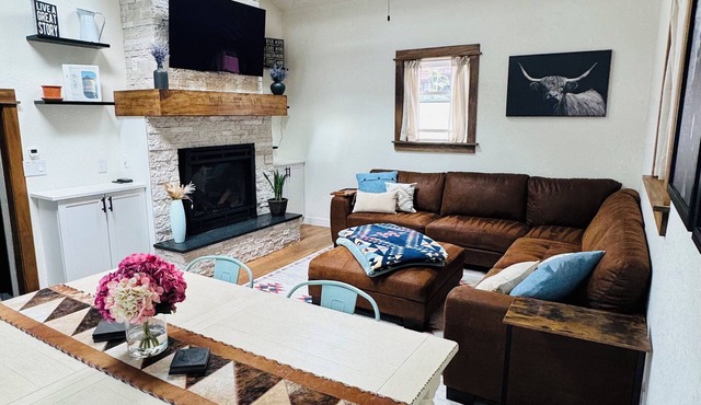 Hot Tub, Fire Pit & Outdoor Game Room | Red Rocks