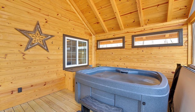 Hot Tub & Fire Pit: Romantic Getaway in Frenchburg