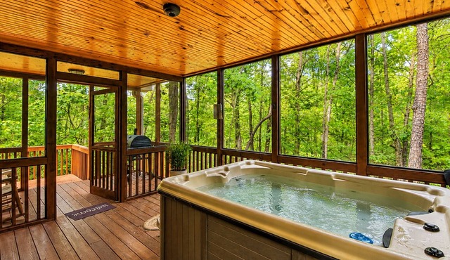 Hot Tub, Firepit, Minutes to Helen